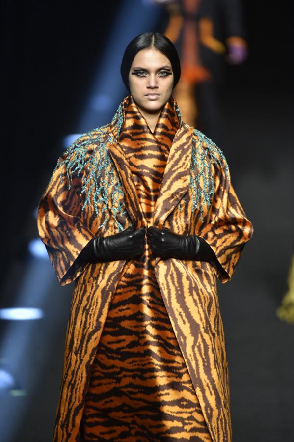 Podríamos adaptar el look salvaje de Alvarno para Halloween con un poco de sangre en los labios para meternos en la piel de una tigresa hambrienta (y sofisticada, claro).