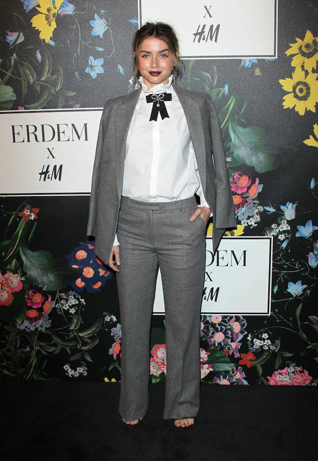 La actriz cubana se vistió de 'working girl' en clave sofisticada con un dos piezas y blusa con gola y doble lazo de terciopelo y pedrería.