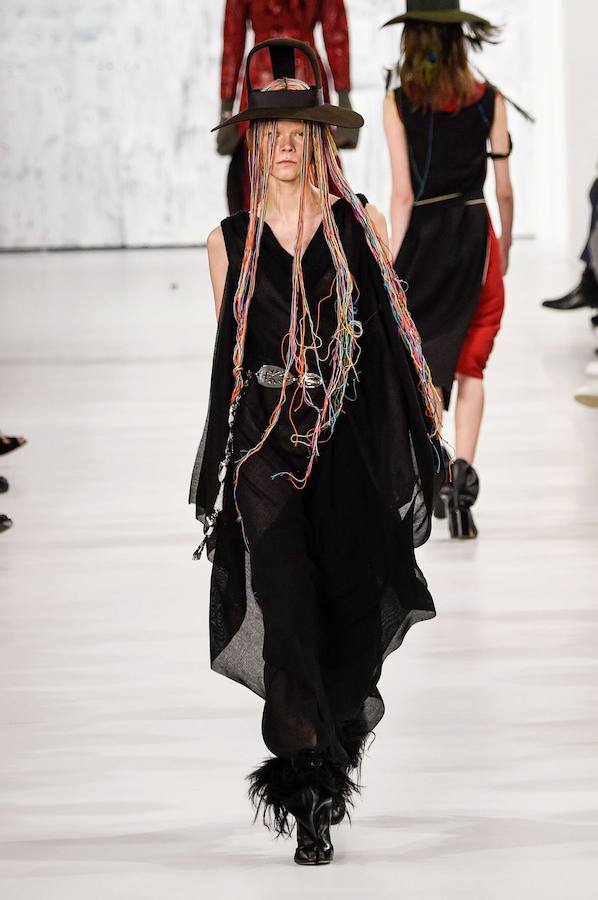 Si las brujas saltaran de los cuentos a la realidad se querrían vestir con una creación como esta de John Galliano para Maison Margiela. Tú puedes copilarle el look con un vestido negro, un sombrero viejo y una peluca hecha con trozos de lana de colores.