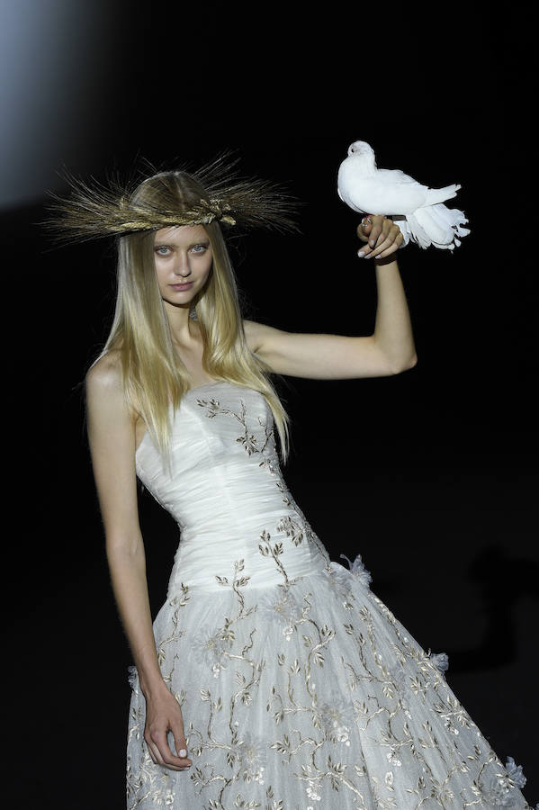 Las propuestas de Malne son siempre impecables. Sus bordados y patronaje son exquisitos, pero lo que realmente nos hace trasladarnos a la noche del 31 de diciembre es su look beauty, con cejas casi cadavéricas, un modelito que ya lo hubiera querido para ella la novia cadáver.