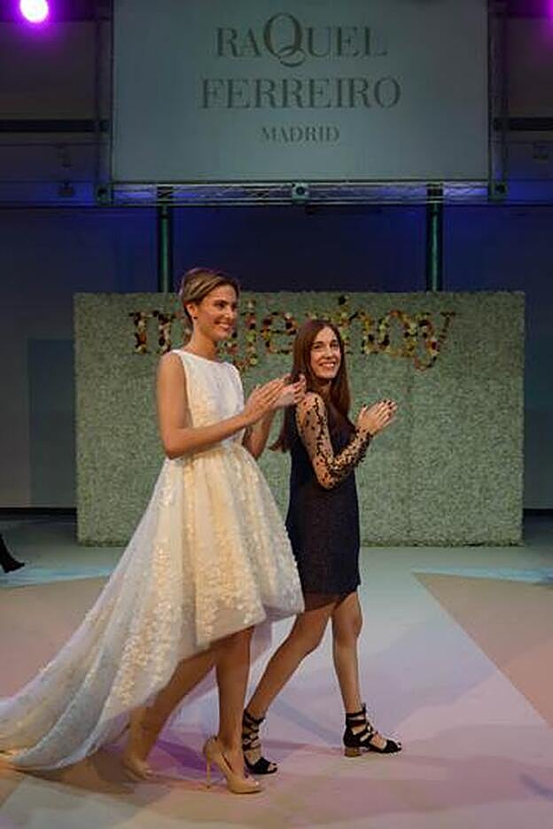 Raquel Ferreiro saluda al finalizar el desfile Mujerhoy Novias Couture 2017