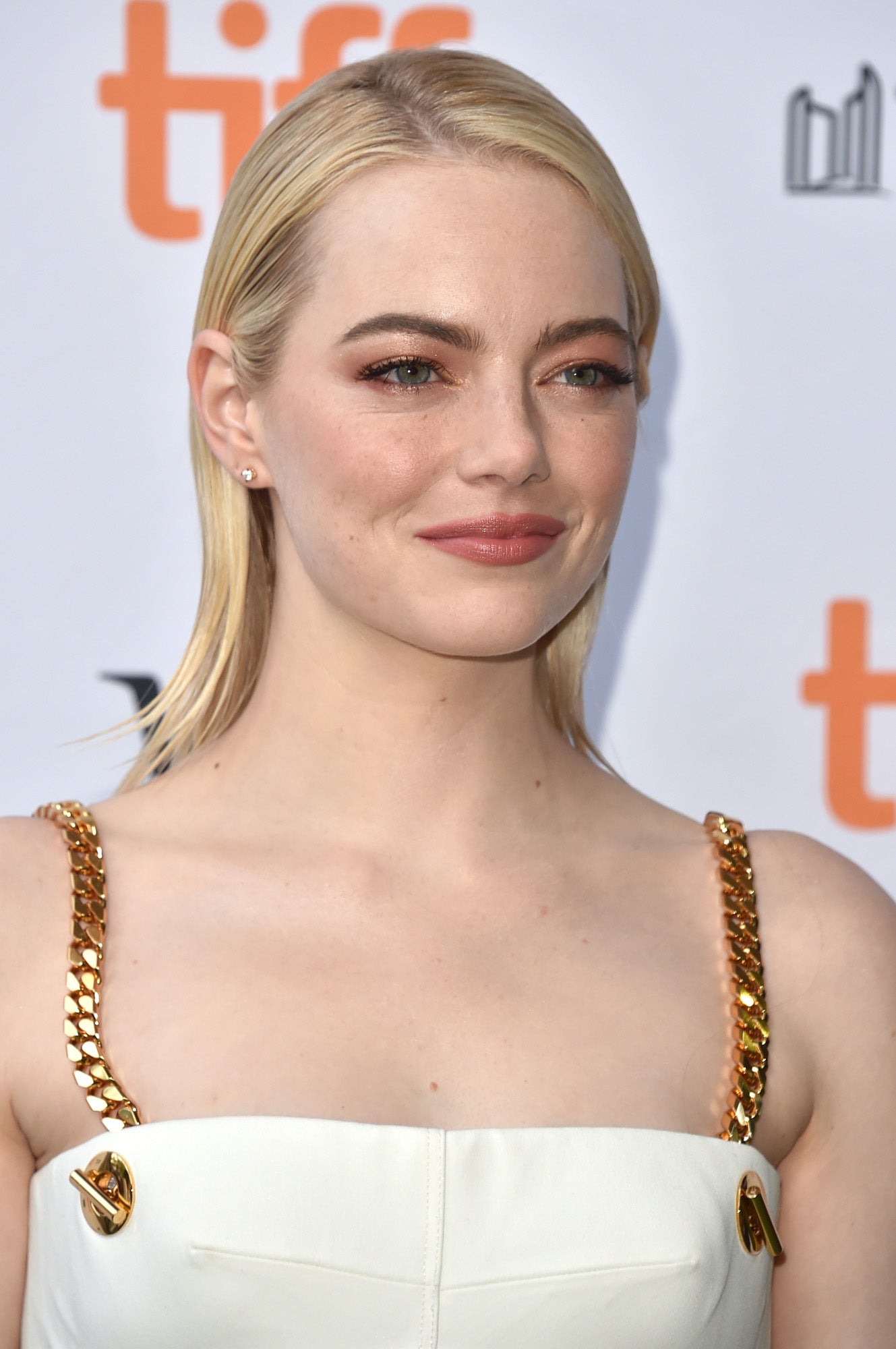 A esta pelirroja le gusta mucho cambiar de color de pelo y últimamente la ha dado por el platino. ¿qué te parece?