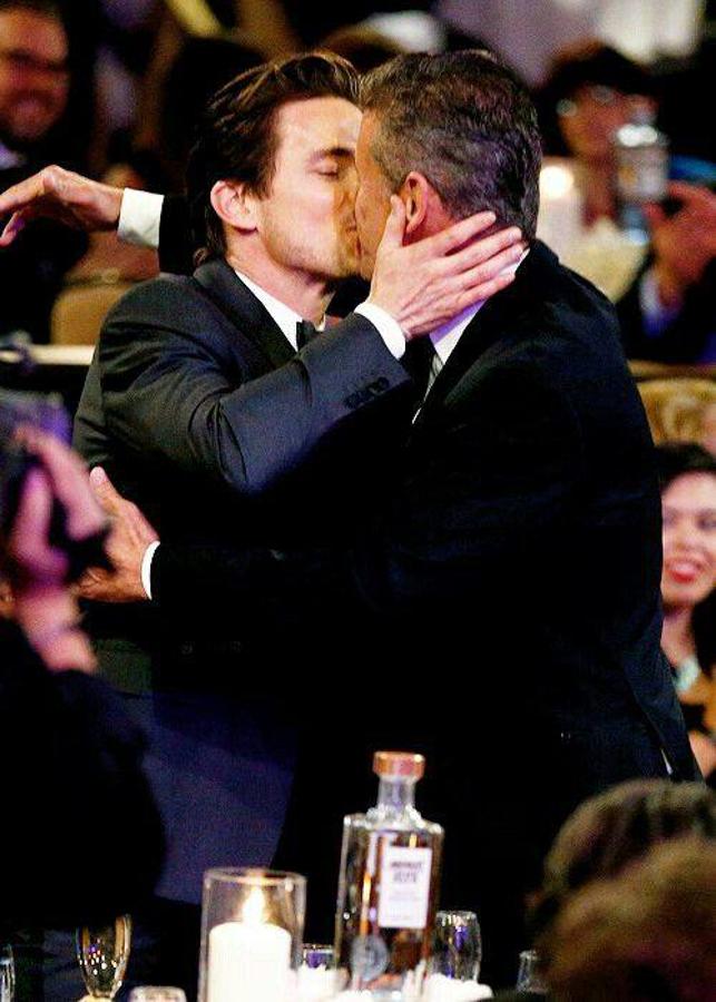 En los Critics Choice Awards Matt Bomer besó y abrazó a su marido, el publicista Simons Hall. Ese beso supuso un alarde de normalidad ante una industria que en ocasiones ha castigado la homosexualidad.