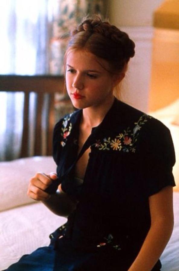 La Lolita que presenta Adrian Lyne en su adaptación de la obra de Vladimir Nabokov luce trenzas durante prácticamente toda la película. Para conseguirlas solo tienes que marcar limpiamente la raya del medio y trenzar las dos particiones de cabello. Luego llévalas hacia arriba, sujeta con horquillas y esconde las puntas para que parezca una diadema.