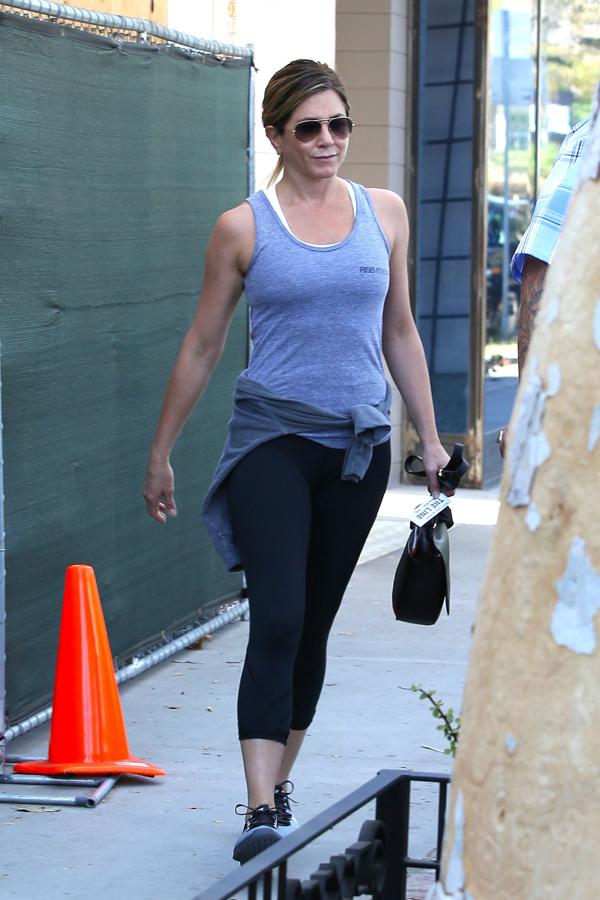 La obsesión de las actrices de Hollwood por aparecer siempre perfectas tiene un serio problema con el 'momento gym'. Jennifer Aniston opta por pasar desapercibida: dos camisetas 'normalitas', gafas de sol y peinado recogido para evitar (en lo posible) una foto como esta.