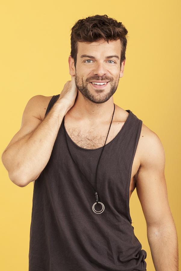 Ricky tiene 31 años y es natural de Palma de Mallorca, ciudad en la que reside con su madre.Es licenciado en Comunicación Audiovisual y tiene un Máster en Creatividad y Guiones. También ha recibido formación en canto, interpretación y baile. Actualmente hace teatro musical y trabaja como cantante en una empresa de espectáculos.Le gustan Travis Garland, Leroy Sánchez y Robbie Williams.