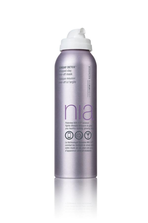 Esta mascarilla tiene 3 texturas distintas: espuma al aplicarla, arcilla al extenderla y peel-off al eliminarla. La espuma de arcilla extrae la suciedad y los residuos de los poros para reducir la aparición de espinillas y, al secarse, forma una mascarilla peel-off que elimina las células muertas y deja la piel suave y radiante. Incluye la fórmula NIA-114optimizadora de la piel y extractos exfoliantes de frutas. (36€, de venta exclusiva en Sephora)