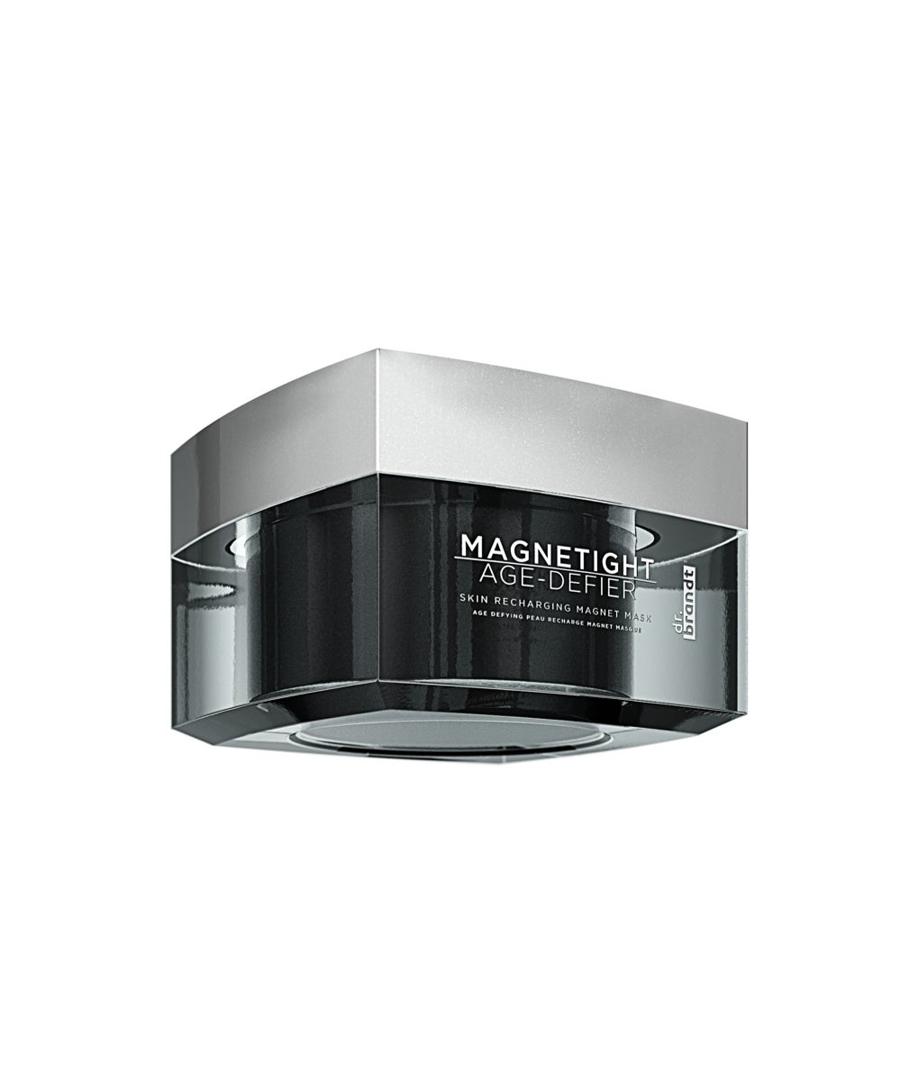 Una mascarilla facial con partículas magnéticas integradas que retrasa el envejecimiento y contrarresta los efectos del estrés y de las agresiones ambientales. Además de su aroma calmante de lavanda, contiene un polvo muy fino de turmalina negra, uno de los minerales naturales con más propiedades revitalizadoras que purifica, protege y llena de energía la piel. (75,90€, de venta exclusiva en Sephora)