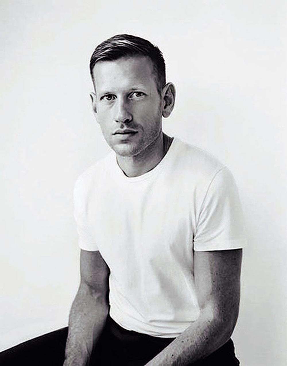 En solo dos años, la casa Salvatore Ferragamo cambia por tercera vez de director creativo y ahora es Paul Andrew quien toma el mando. Andrew ya estaba en la firma desde 2016 como responsable de las colecciones femeninas de zapatos.