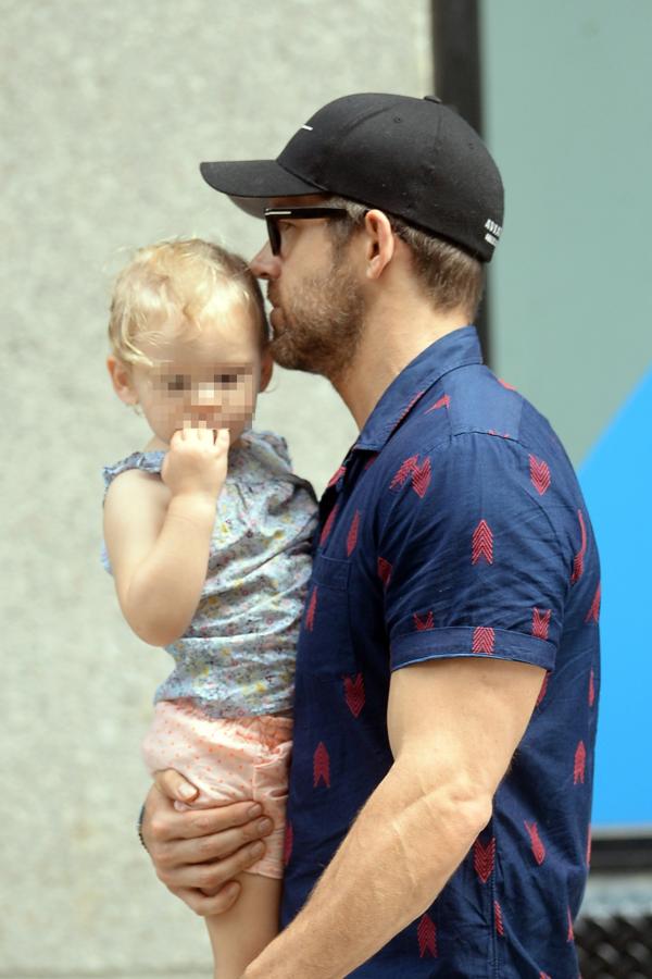 Ay, esta foto con su hija pequeña. Ay. Ay. Ay. Que morimos de amor.