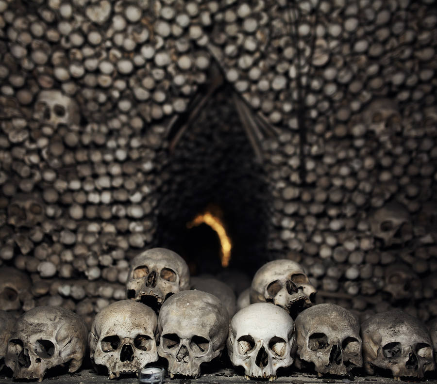 Situado a una hora al este de Praga, esta capilla gótica es el lugar perfecto para una “divertida” excursión para los menos escrupulosos. Todo el interior de la iglesia del hueso está impresionantemente decorado con restos mortales, en total, la catedral alberga más de 40.000 restos humanos. La pieza central es una lámpara de tres metros de altura hecha íntegramente con huesos en la que los "candelabros" son una colección de cráneos. Ideal para celebrar una boda.