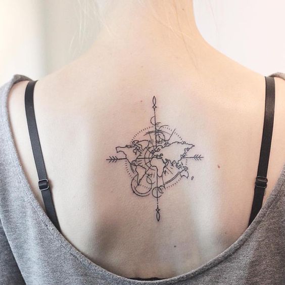 Brújula, mapa mundi y muchas ganas de viajar son necesarios oara vivir cualquier aventura.