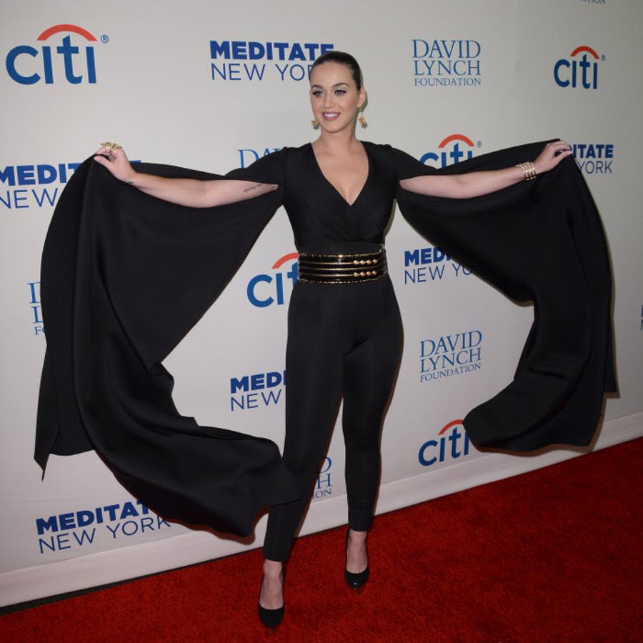 Y es que no hay dudas: cuando Katy Perry quiere despliega sus alas, cual ave Fénix, y vuela alto en el universo fashionista.