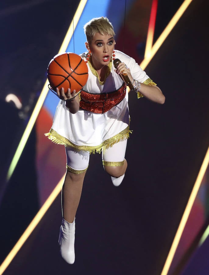 Y así la vimos actuando en los MTV VMA, con un conjunto que recordaba al de los jugadores de baloncesto pero mucho más ¿sofisticado? con botines blancos y pendientes que recordaban a los balones.