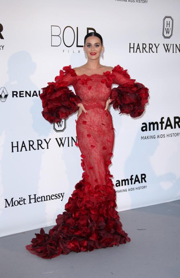 O este otro vestido, a lo flamenca del whatsapp, que lució en la Gala amfAr en Cannes y que firmaba Marchesa.