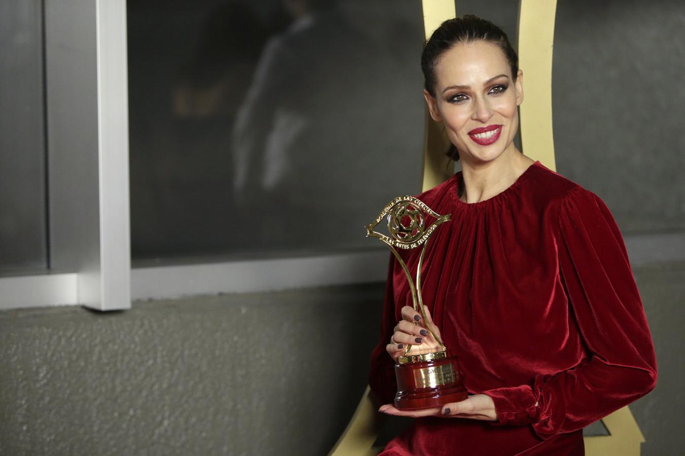 La presentadora apostó por un elegante diseño en terciopelo rojo sangre con la firma de uno de sus diseñadores de cabecera, Antonio García.