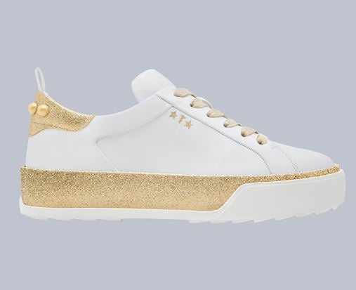 Con plataforma y doradas, en las zapatillas H320, de edición limitada, puedes incluir tus iniciales.