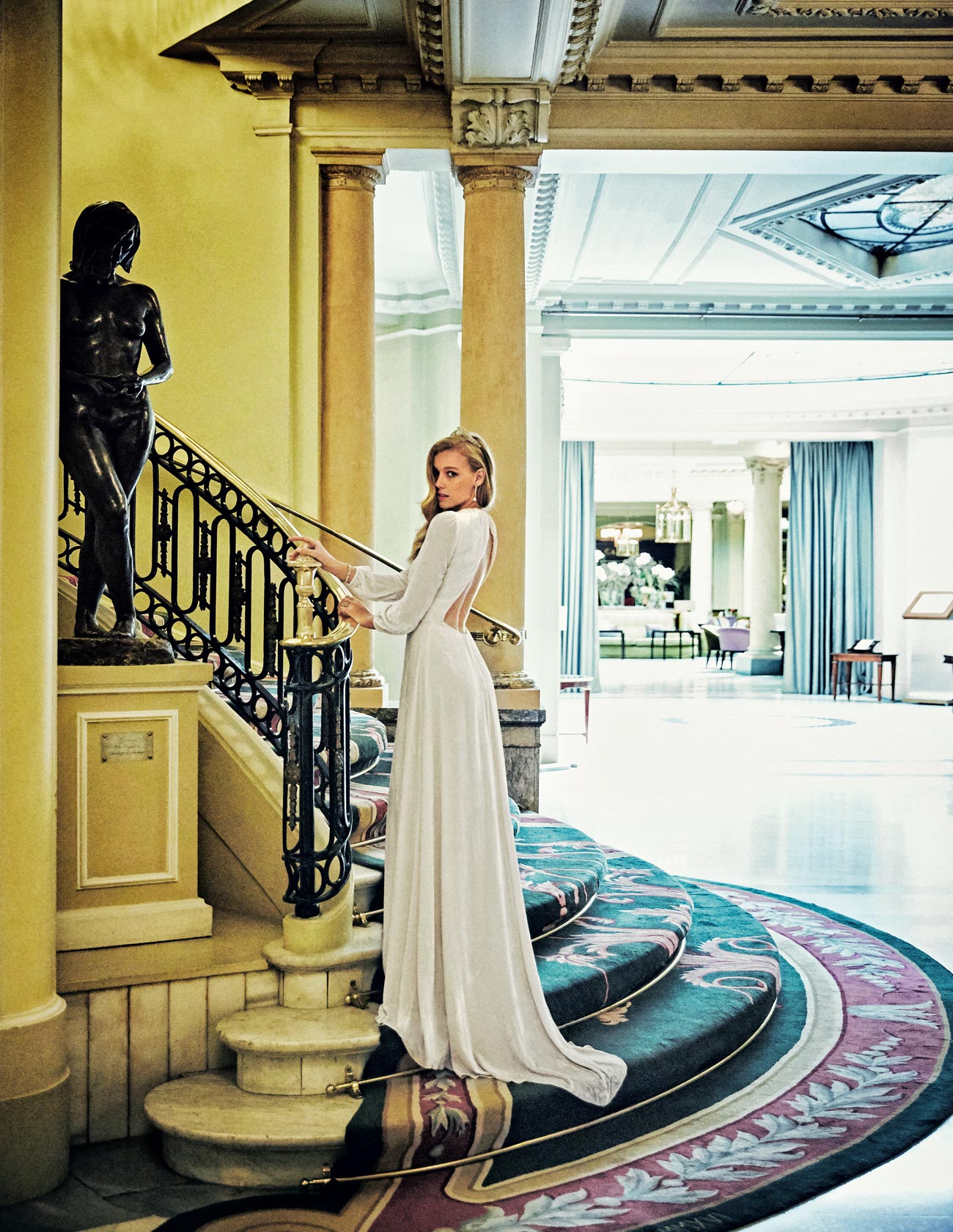 Vestido de terciopelo con espalda al aire, de Alicia Rueda. Tiara, pendientes, pulsera y anillo de Bárcena.