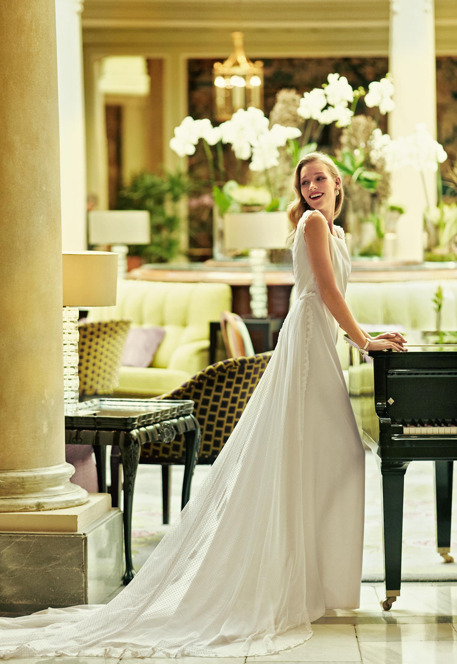 Vestido con cuerpo drapeado de Carmen Halffter. El reloj es un diseño de Chanel y las joyas, de Bárcena.