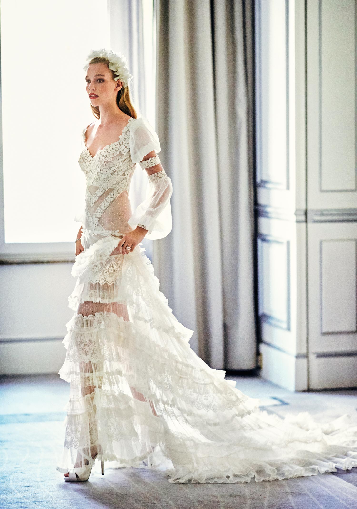 Vestido con transparencias de Yolancris, zapatos de Lodi y tocado de Mariana Barturen. Las joyas son de Suarez.