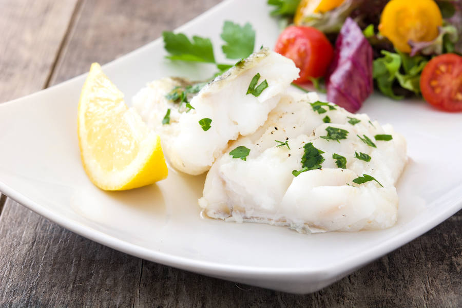 El bacalao aporta 51 miligramos de calcio por cada 100 gramos de porción comestible del alimento.