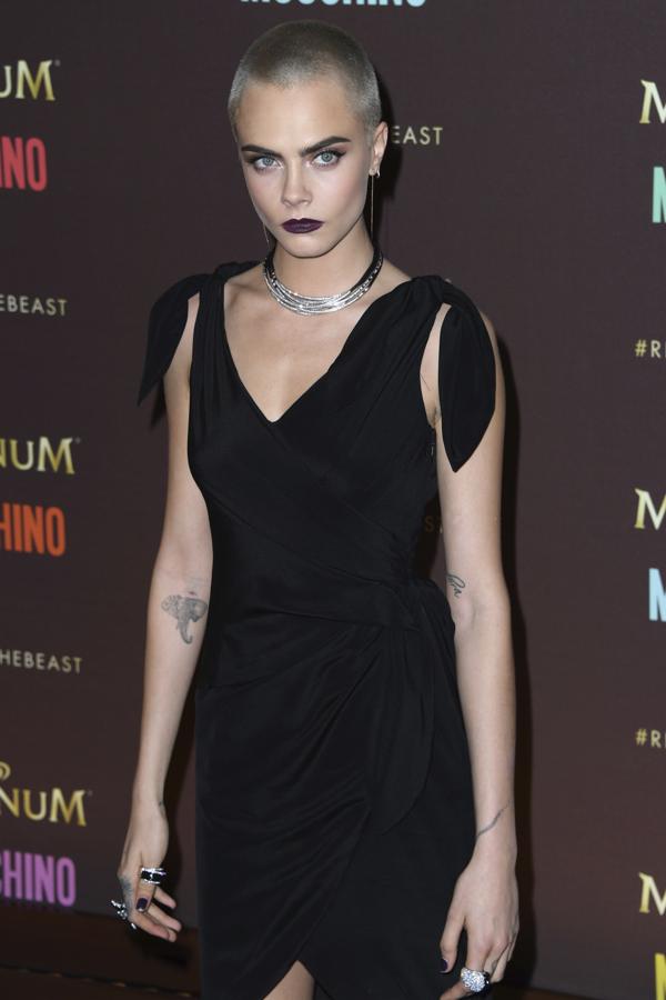 Impactó con su pelo rapado pero lo más terrorífico de todo es su mirada. Cuando Cara Delevingne mira, mira de verdad.