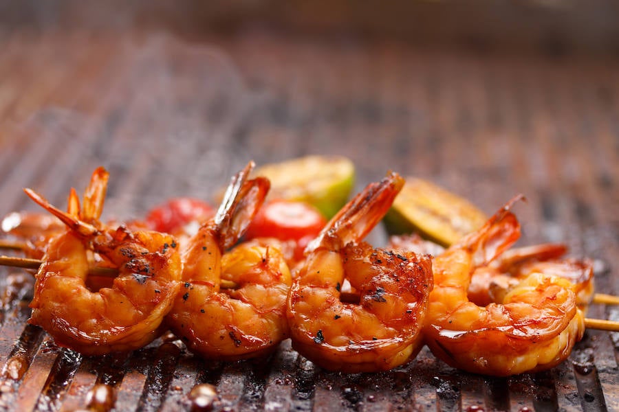 Las gambas aportan 220 miligramos de calcio por cada 100 gramos de porción comestible del alimento.