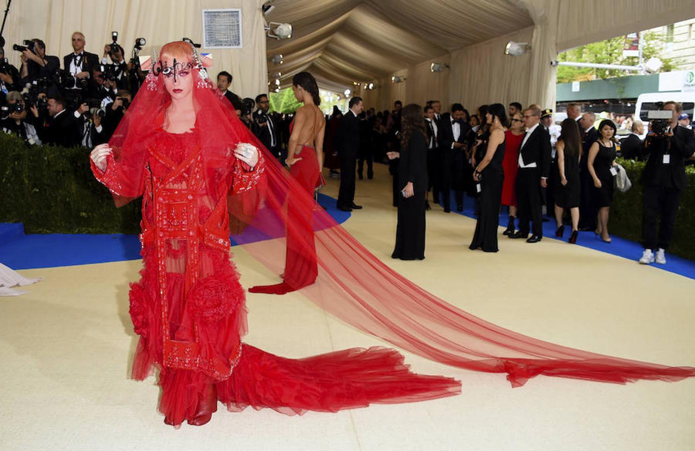 Ir a la Gala Met es como ir a una fiesta de disfraces y Katy Perry se lo tomó al pie de la letra. A los Oscar iría hecha un cuadro, pero a la gala de este año, en homenaje a Rei Kawakubo, de Comme des Garçons, fue de las mejor vestidas. Rojo y con velo incluido, es para morirse del susto.