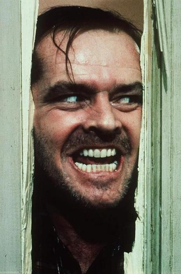 Solo con la cara de Jack Nicholson adentrándose por la puerta rota tenemos bastante… Si te gusta el terror psicológico y/o Stanley Kubrick, ¡ya tienes tu ganadora!