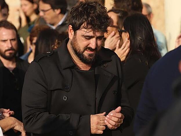 El cantante durante el entierro.