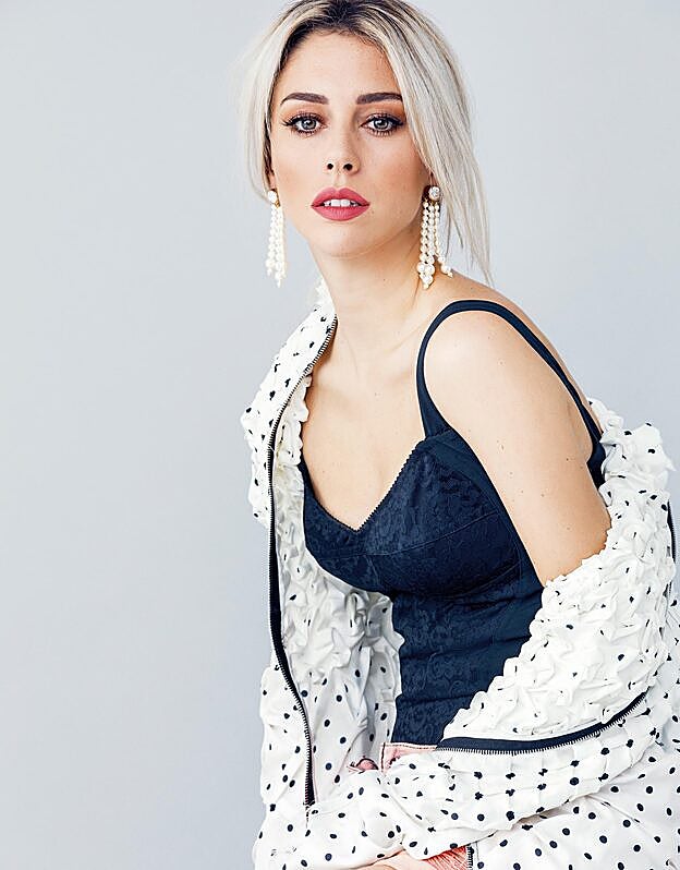 Camisa de Loewe, body de Dolce & Gabbana y pendioentes de Stella McCartney.