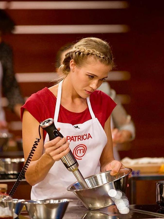 En MasterChef Celebrity la estamos viendo lucir trenzas de todos los estilos. En esta ocasión elige una que, a modo de diadema, le va recogiendo el pelo. Para conseguirla, empieza desde la parte superior y central de la cabeza y ve trenzando hacia uno de los lados, incorporando más cantidad de pelo según bajes.
