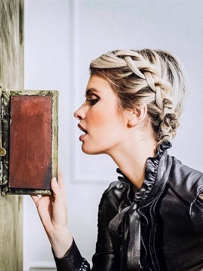 Mucho más sueltas que las que hemos visto hasta ahora y con un toque holandés, Adriana recoge el pelo por completo en dos trenzas gruesas que une en la nuca. En rubias con distintos tonos queda genial.