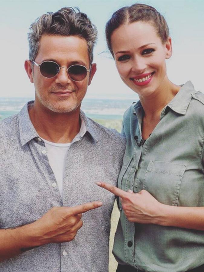 Esta opción es para ti si no tienes una melena larga. Haz como Eva y separa el pelo en dos. Hazte dos pequeñas trenzas de raíz, muy apretadas, que bajen hasta la coronilla y recoge en un moñito.