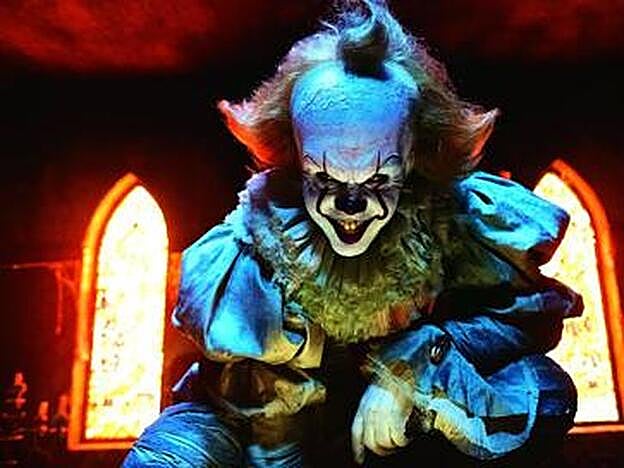 It, basada en la novela de Stephen King, cuenta la historia de un grupo de niños aterrorizados por un monstruo, que se alimenta del terror de sus víctimas y se disfraza de payaso, Pennywise.