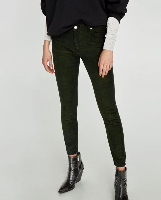 Pantalón elástico de pana de Zara. Precio: 29,95 euros.