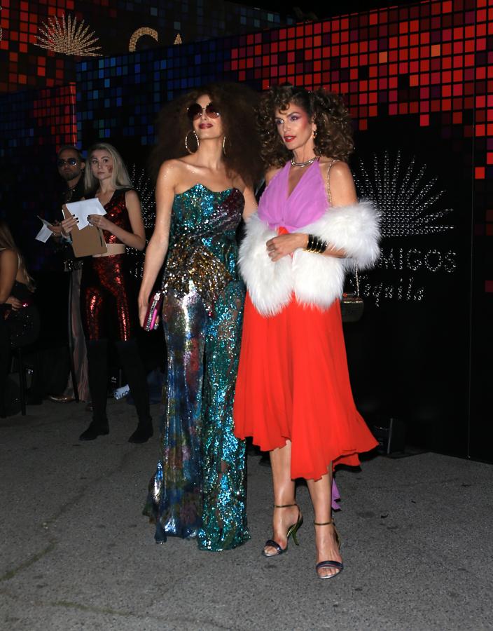 Amal y cindy ejercieron de perfectas anfitrionas de la noche de Halloween organizada por sus maridos con unos looks muy setenteros que, eso sí, miedo no daban mucho...