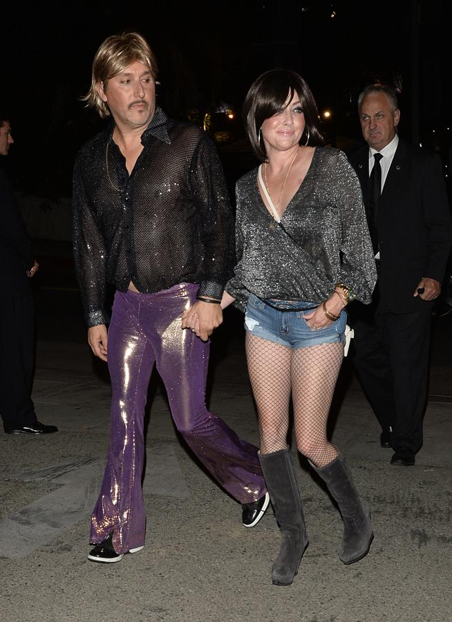 La actriz no quiso perderse el Halloween setentero que organizaron George Clooney y Rande Gerber.