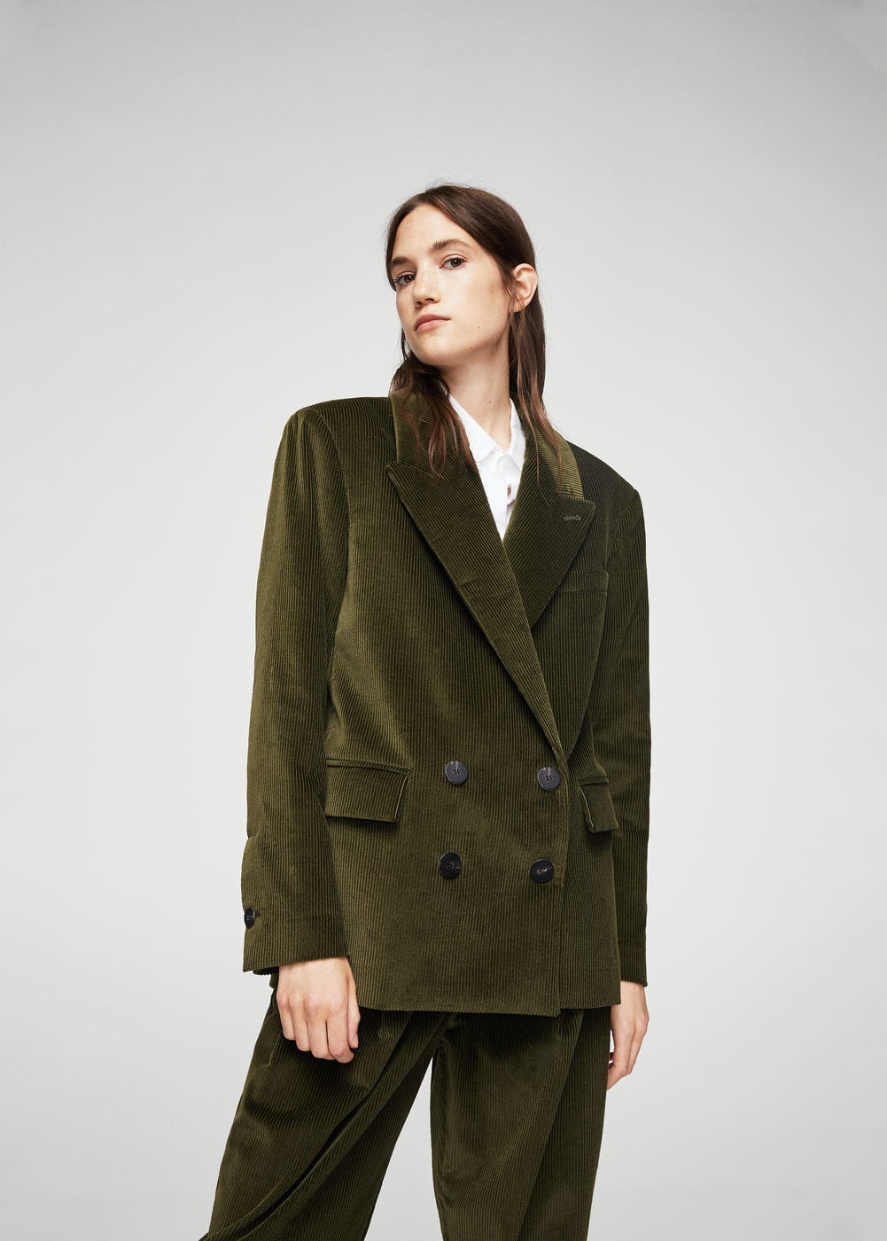 Chaqueta de pana color verde de estilo masculino de Mango. Precio: 79,99 euros.