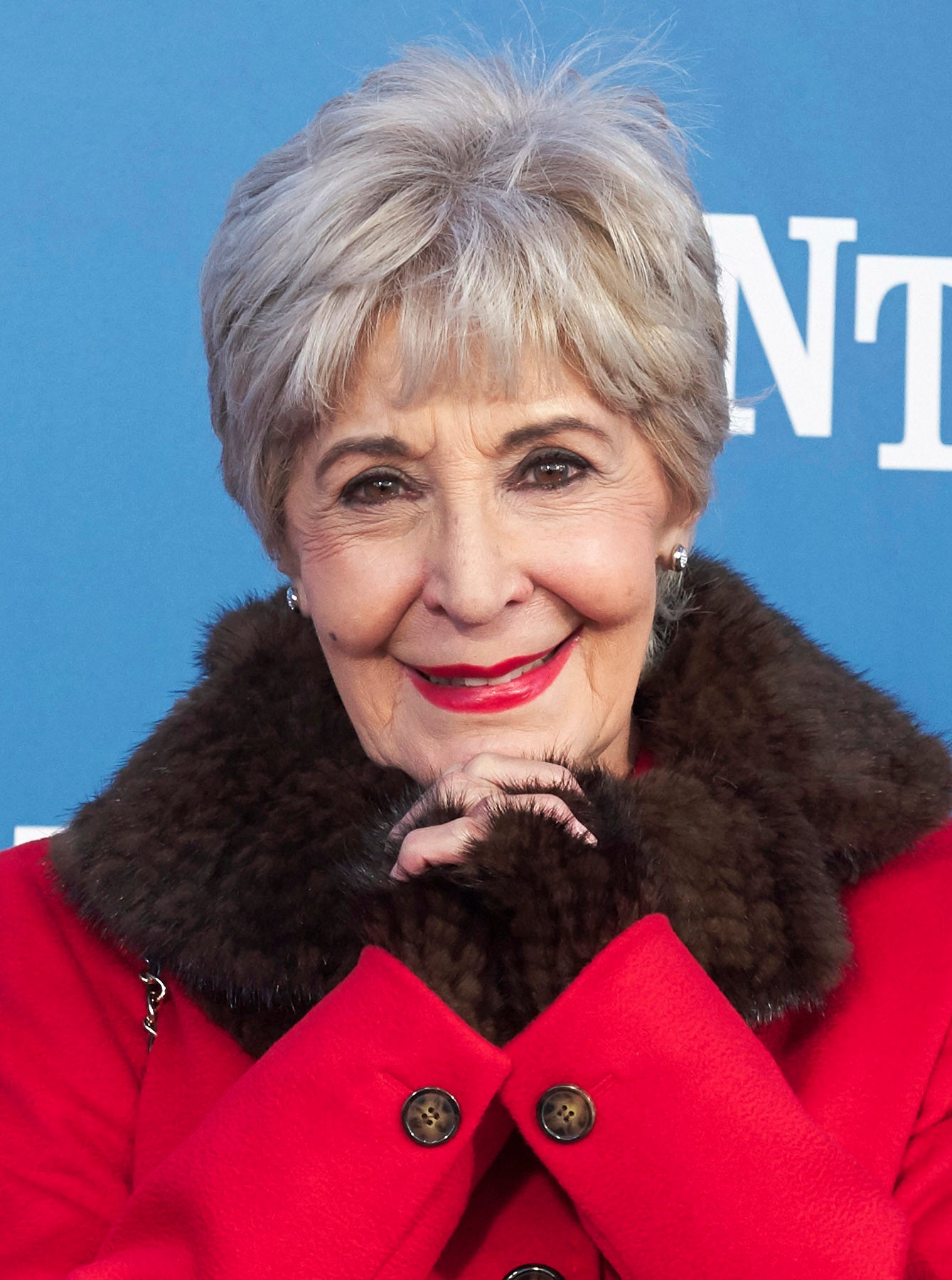 Nadie diría qeu Concha Velasco tiene 77 años. La actriz española se atreve con los labios rojos y un ligero ahumado en los ojos.