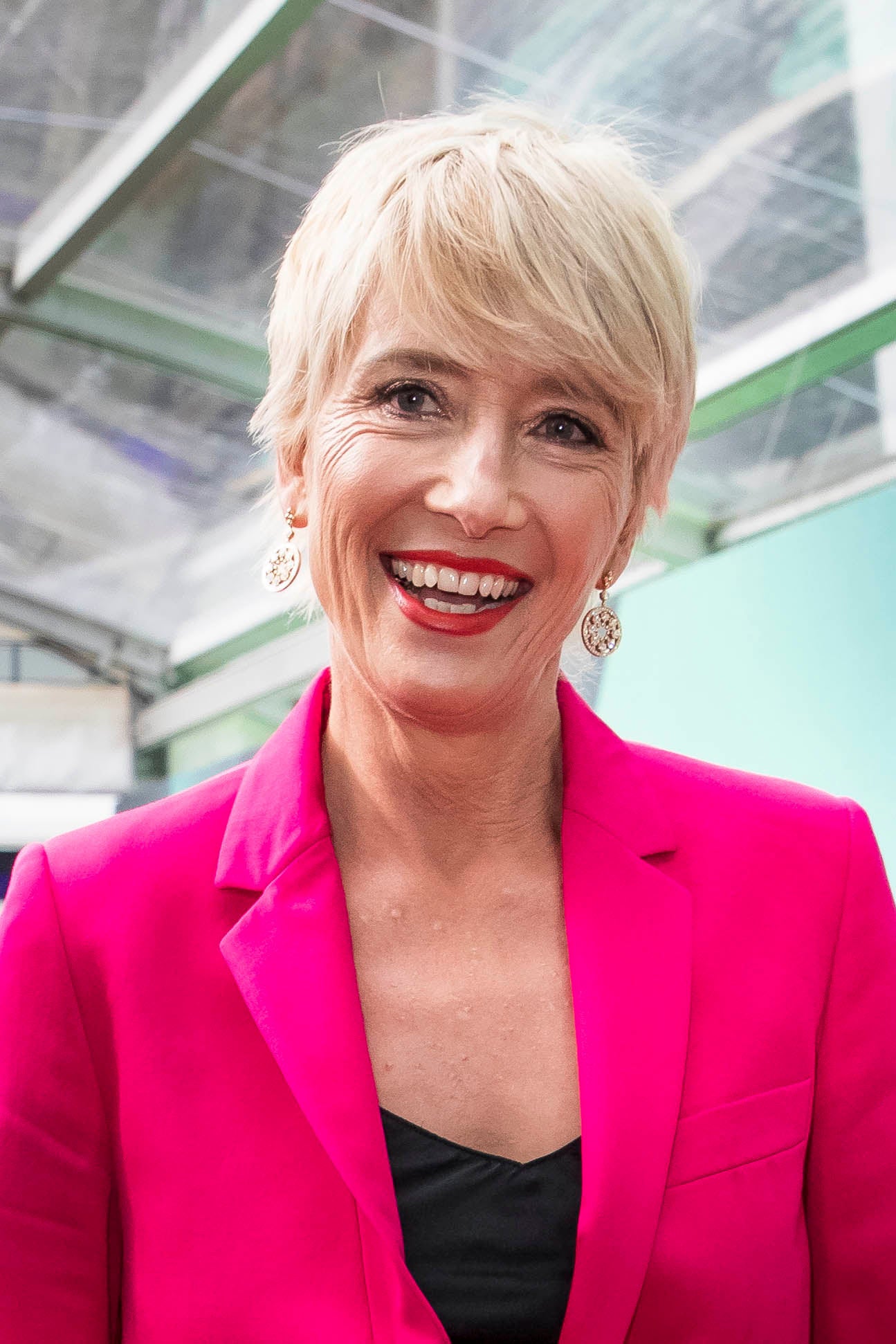 La actriz británica con 58 años también apuesta por los labios rojos, eyeliner y máscara de pestañas.