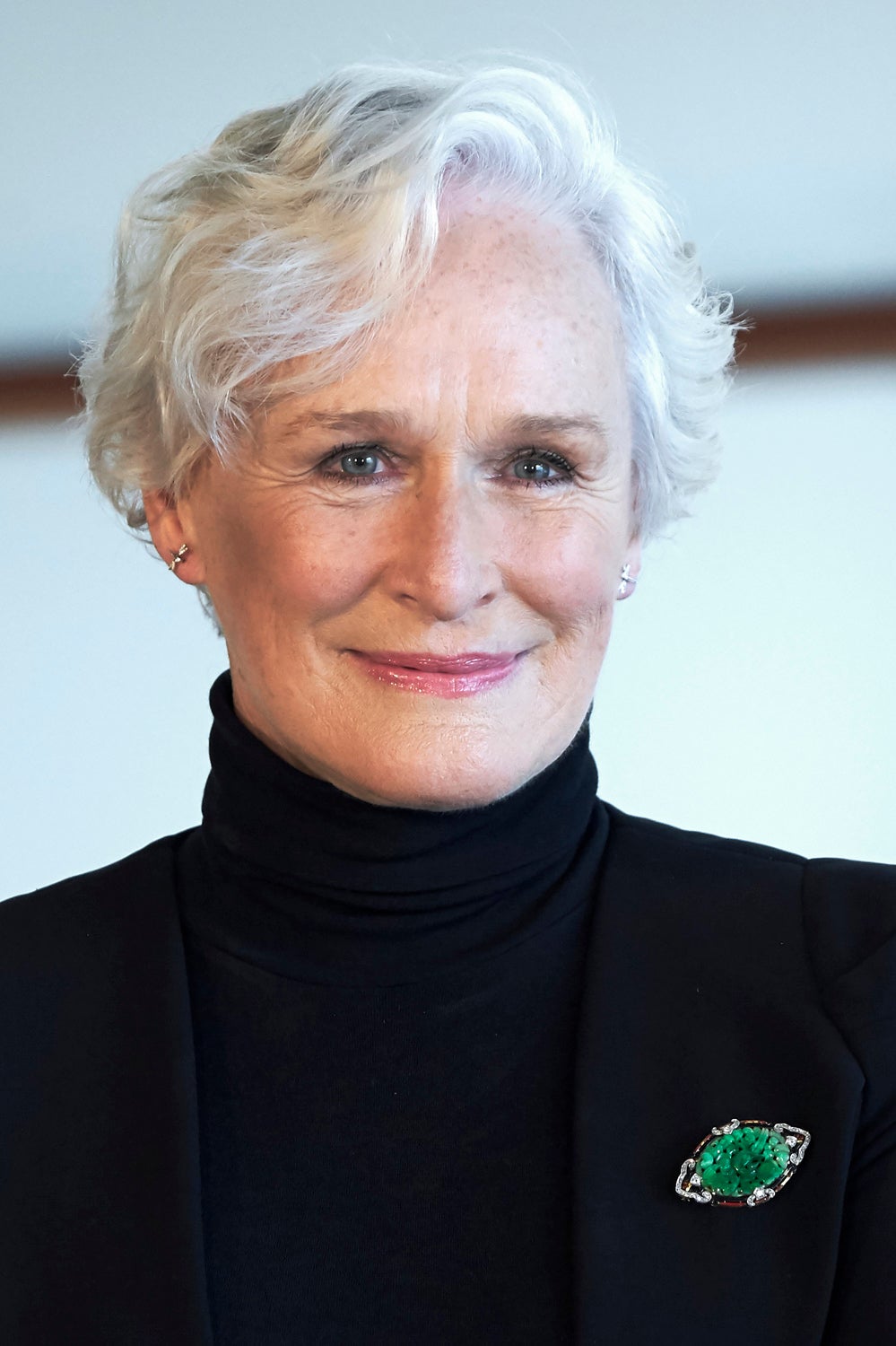 A sus 70 años la actriz Glenn Close luce un maquillaje muy ligero en el rostro, gloss en los labios y máscara de pestañas.