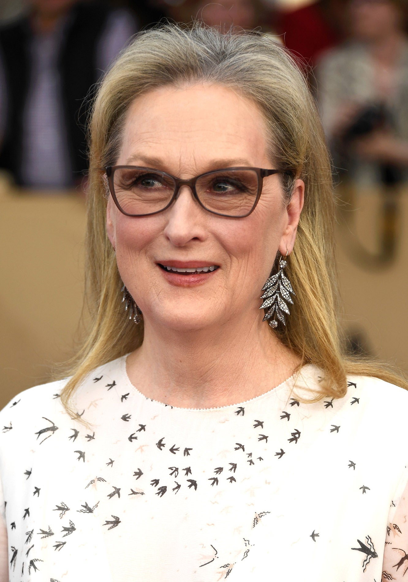 A sus 68 años Meryl Streep apuesta por un maquillaje muy sencillo en tonos rosas.