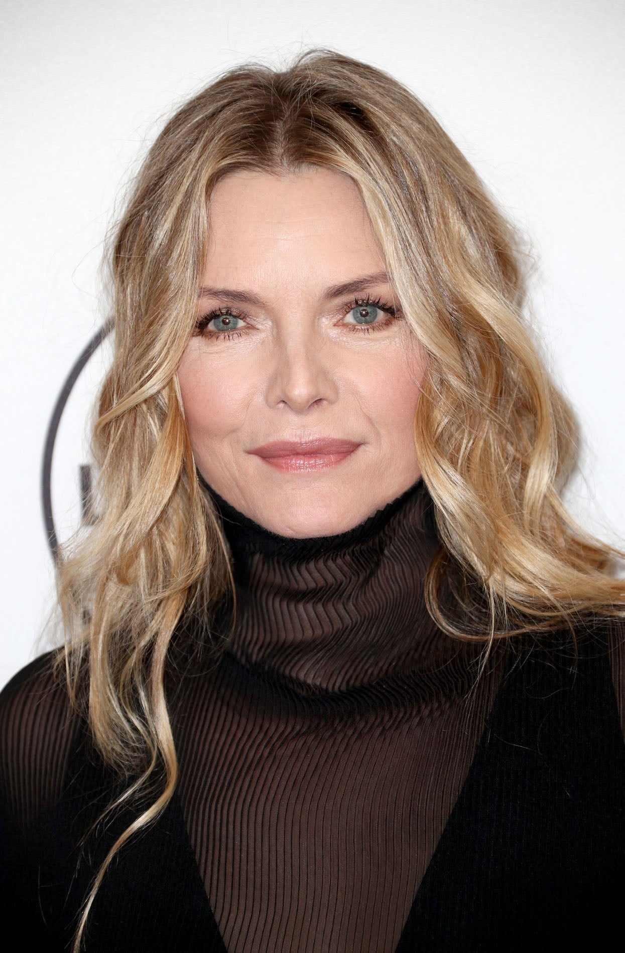A sus 59 años la actriz Michelle Pfeiffer luce una piel muy luminosa y se decanta por los tonos rosas tanto para los ojos, los labios y las mejillas.