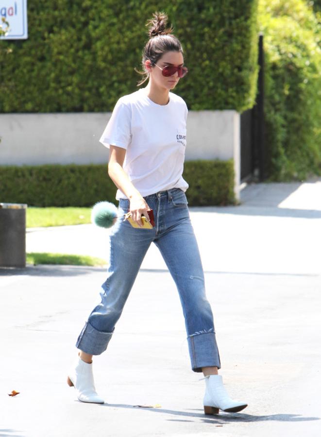 También con cropped con el dobladillo maxi que combinó de la manera más sencilla: con unas botas blancas y una camiseta en el mismo tono