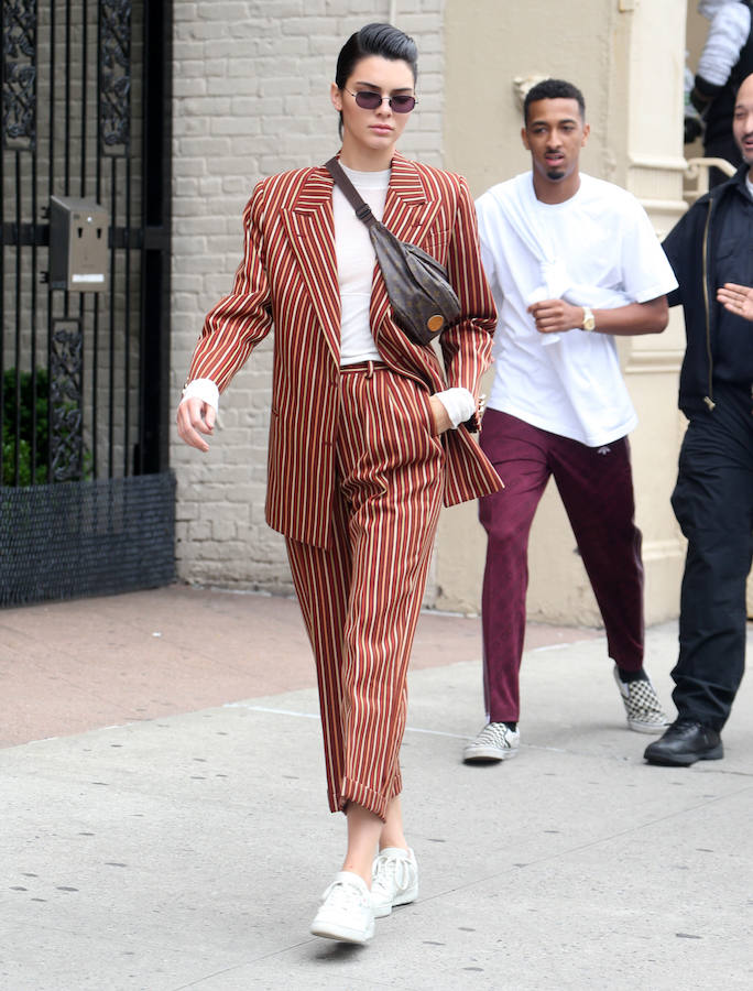 Con trajes masculinos que accesoriza con riñoneras