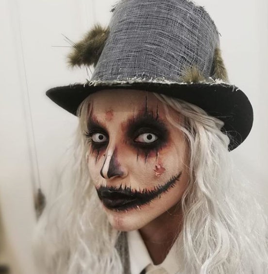 La protagonista de 'Las Chicas del Cable' está irreconocible con este 'make up' tan bien logrado. ¡Está disfrazada de espantapájaros!