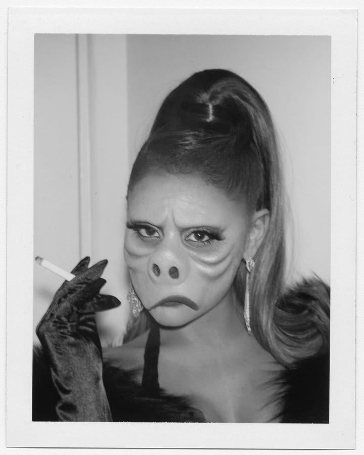 Ariana Grande se ha inspirado para su disfraz de Halloween en 'The Twilight Zone', la serie de los años 50, con un maquillaje que es una obra de arte.