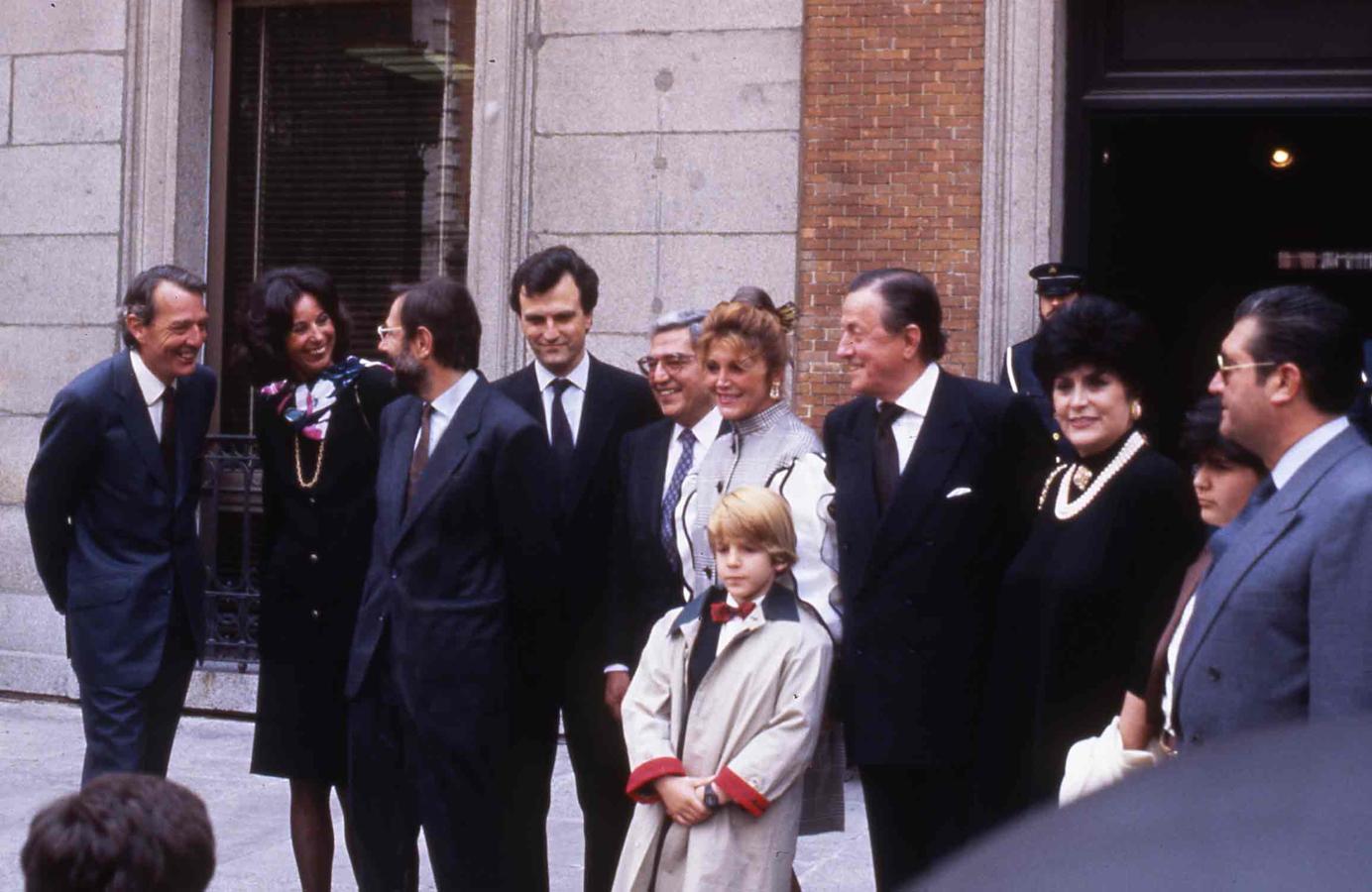 Foto de familia junto al duque de Badajoz en la que se puede ver a un Borja Thyssen muy pequeño.