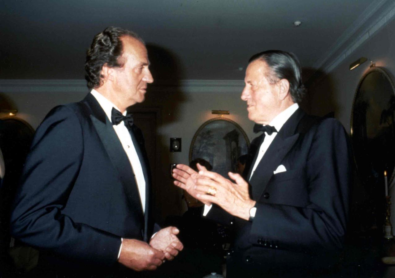 El hoy Rey Emérito charla con el barón Thyssen en una imagen de archivo.